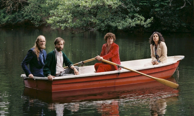Caroline Lee Band im Ruderboot